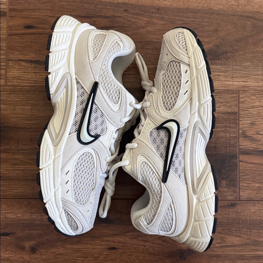 Women’s Nike White and Black Athletic Sneakers sz: 8 - Picture 3 of 5